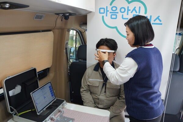 지난 6일 경상북도 봉화군 석포면에 설치된 ‘마음안심버스’에서 영풍 석포제련소 직원이 검진을 받고 있다. /영풍 제공