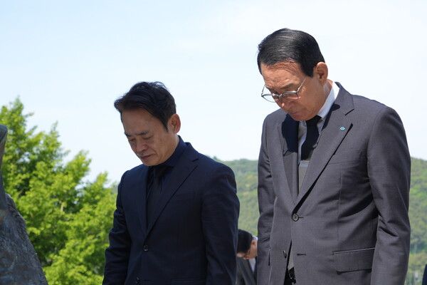 노동진 수협중앙회장(사진 오른쪽부터)이 김두영 전국해상선원노동조합연맹 위원장과 함께 7일 부산 영도구에 소재한 ‘순직 선원 위령탑’을 찾아 분향한 뒤 묵념하고 있다. /수협 제공