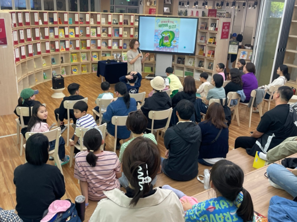 지난 5일 서울숲 커뮤니티센터에 조성한 '영풍문고 정원'에서&nbsp;어린이날 기념&nbsp;북토크가 진행되고 있다. /영풍문고 제공