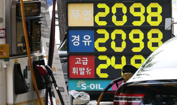 5차 석유 최고가격제 발표를 앞둔 7일 서울 한&nbsp;주유소에 휘발유·경유 가격 안내문이 놓여 있다. /사진=연합뉴스
