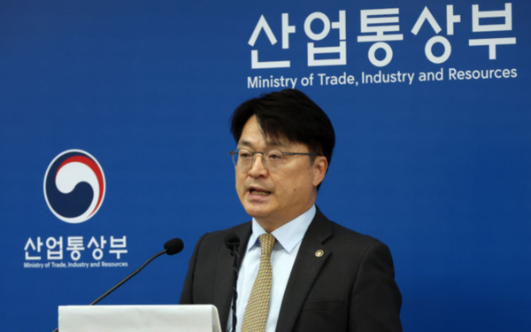 문신학 산업통상부 차관이 7일 세종시 정부세종청사에서 8일 0시부터 2주간 적용될 5차 석유 최고가격을 동결한다고 발표하고 있다. /사진=뉴시스