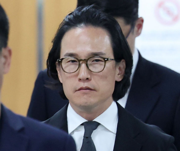 조현범 한국앤컴퍼니그룹 회장이 지난해 5월&nbsp; 29일 오후 서울 서초구 서울중앙지방법원에서 열린 200억대 횡령·배임 혐의 관련 선고 공판에 출석하고 있다. /사진=뉴시스