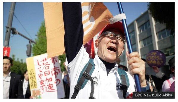 일본 시민들이 “전쟁 반대”와 “헌법 9조 수호”를 외치며 도쿄 시내에서 반전 집회를 이어가고 있다/BBC News 보도 화면 갈무리(포인트경제)