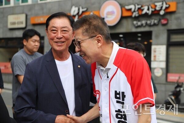 국민의힘 박형준 부산시장 후보가 1일 오후 부산 동구 초량육거리에서 지지자와 악수를 나누며 인사하고 있다. (사진=윤선영) ⓒ포인트경제