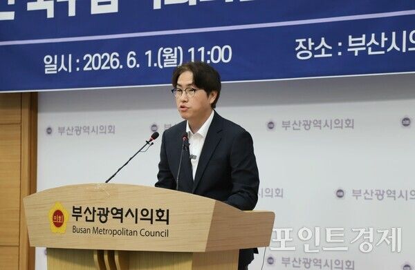 더불어민주당 하정우 부산 북구갑 보궐선거 후보가 선거를 이틀 앞둔 1일 오전 11시 부산시의회 브리핑룸에서 기자회견을 열고 생활·교통 인프라 개선 공약까지 망라한 ‘북구 체감형 공약’을 발표하고 있다.&nbsp;(사진=윤선영) ⓒ포인트경제