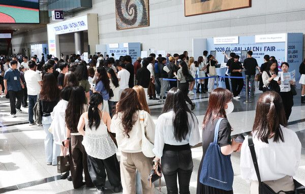 1일 서울 강남구 코엑스에서 개막한 2026 글로벌 탤런트 페어를 찾은 구직자들이 입장을 기다리고 있다. /사진=뉴시스