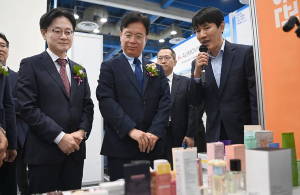 김정관(왼쪽) 산업통상부 장관과 김영훈 고용노동부 장관이 1일 서울 강남구 코엑스에서 열린 2026 글로벌 탤런트 페어에 참석해 부스를 둘러보고 있다. /산업통상부