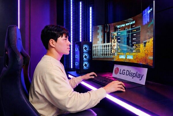 LG디스플레이 모델이 게이밍 OLED를 체험하고 있다. [사진=LG디스플레이] (포인트경제)