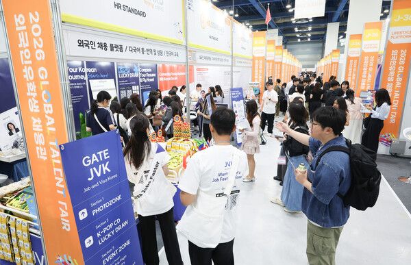1일 서울 강남구 코엑스에서 개막한 2026 글로벌 탤런트 페어를 찾은 구직자들이 부스를 둘러보고 있다. /사진=뉴시스