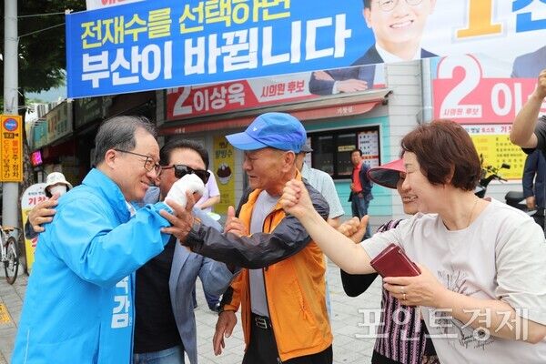 김석준 부산교육감 후보(왼쪽)가 1일 오후 부산 동구 초량육거리에서 시민들과 반갑게 인사를 나누고 있다. (사진=윤선영) ⓒ포인트경제
