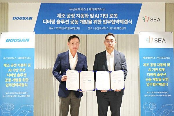두산로보틱스-세아메카닉스 MOU. 업무협약식이 끝나고 두산로보틱스 박인원 대표(왼쪽)가 세아메카닉스 이성욱 대표와 기념사진을 촬영하고 있다. /두산로보틱스