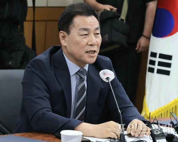 전재수 부산시장 당선인이 10일 인수위원회 ‘다시 뛰는 부산 위원회’ 출범시키고 민선 9기 시정 준비에 본격 돌입한 가운데 출범식에서 차재권 위원장이 인사말을 하고 있다. (사진=윤선영) ⓒ포인트경제