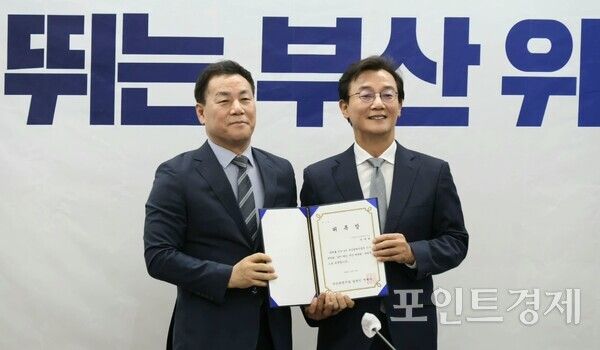 전재수 부산시장 당선인(오른쪽)이&nbsp;차재권 위원장에게 위촉장을 전달한 뒤 함께 기념촬영을 하고 있다. (사진=윤선영) ⓒ포인트경제