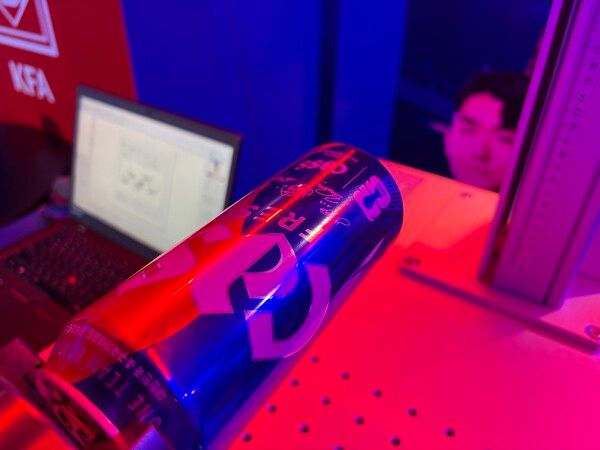 '카스 치어스 바'에서 캔 표면에 선수들의 사인을 레이저 각인으로 새겨주는 특별 시연이 진행되고 있다. /포인트경제