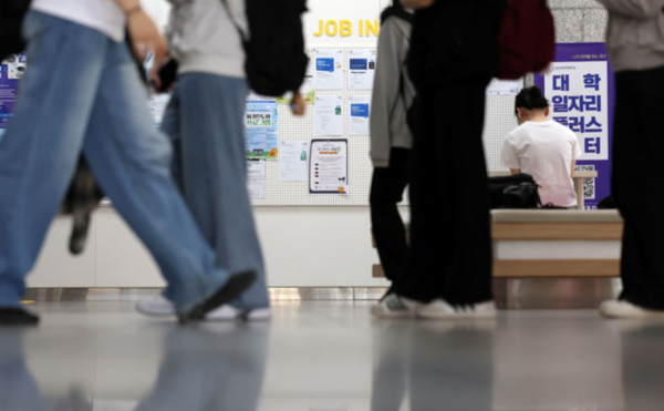 지난달 13일 서울 시내의 한 대학교 일자리플러스센터에서 한 학생이 채용정보 게시판 앞에 앉아 있다. /사진=뉴시스