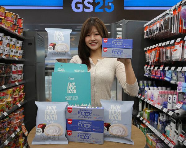 모델이 GS25에서 보이넥스트도어와 협업해 출시한 상품을 소개하고 있다. /사진=GS리테일