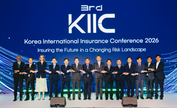 (사진 왼쪽부터) 갤러거 APAC&nbsp; Roshan Perera CEO, UIB 보험중개 이흥수 대표,&nbsp; Aon EMEA Tracy-Lee Kus Co-CEO,&nbsp;보험연구원 김헌수 원장, 보험개발원 박진호 부원장, 한화손해보험 나채범 사장, 금융감독원 서영일 부원장보,&nbsp;금융위원회 안창국 상임위원, 삼성화재 이문화 사장, 화재보험협회 이승우 부이사장, 손해보험협회 이병래 회장,&nbsp;보험연수원 하태경 원장, 마쉬코리아 구경태 대표, LK보험중개 강두석 대표