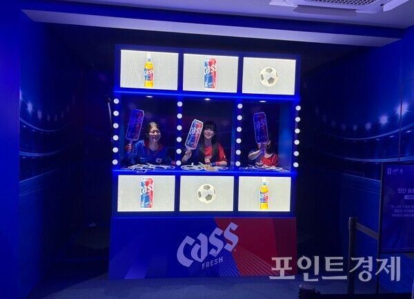 현장 방문객들이 팀워크를 바탕으로 미션을 수행하는 '인간 슬롯머신' 프로그램에 참여하고 있다. /포인트경제