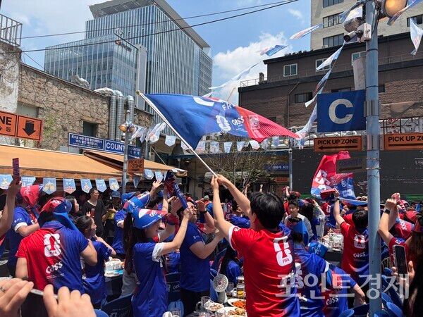 2026 FIFA 북중미 월드컵 조별리그 대한민국-체코전에서 황인범의 동점골이 터지자 카스 뷰잉펍을 찾은 관람객들이 환호하고 있다.