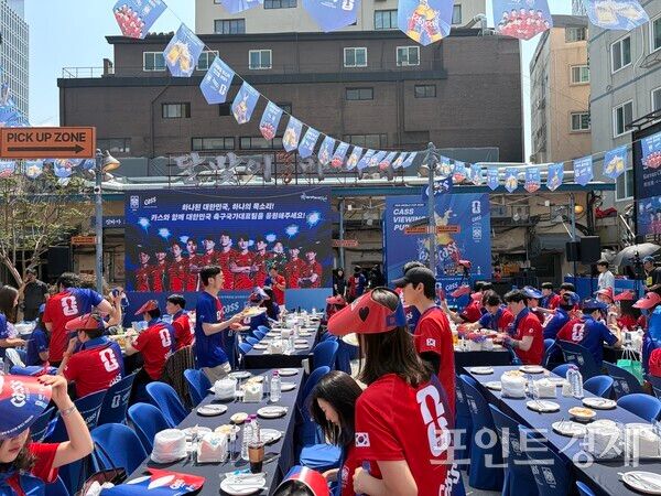 12일 서울 중구 달맞이광장바베큐 을지로 본점에 마련된 '카스 뷰잉펍'에서 시민들이 'FIFA 월드컵 2026' 대한민국과 체코의 경기를 기다리며 응원 준비를 하고 있다. ⓒ포인트경제
