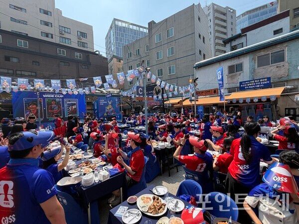 서울 달맞이광장바베큐 을지로 본점에서 열린 ‘카스 뷰잉펍’에서 FIFA 월드컵 2026 한국과 체코전에서 한국 응원을 위해 사람들이 모여 있는 모습 ⓒ포인트경제