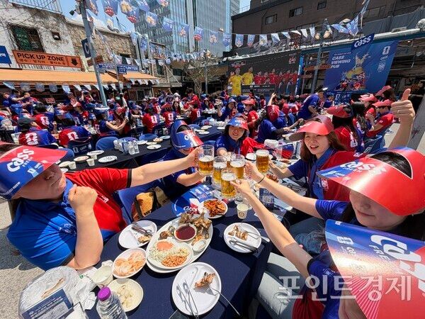 서울 달맞이광장바베큐 을지로 본점에서 열린 ‘카스 뷰잉펍’에서 FIFA 월드컵 2026 한국과 체코전에서 한국 응원을 위해 사람들이 모여 있는 모습 ⓒ포인트경제