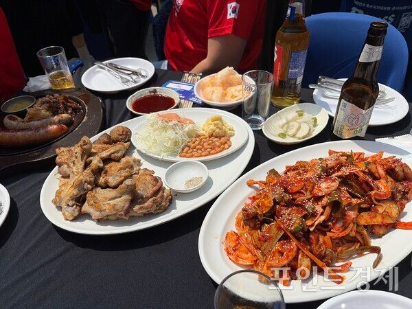 12일 서울 중구 달맞이광장바베큐 을지로 본점에 마련된 '카스 뷰잉펍'&nbsp;ⓒ포인트경제