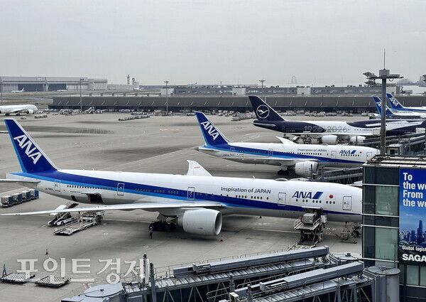 ANA 항공기가 일본 공항 계류장에 주기돼 있다/사진=박진우 특파원 ⓒ포인트경제