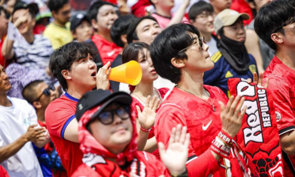 2026 북중미 월드컵 조별리그 A조 1차전 대한민국과 체코의 경기가 열린 12일 서울 종로구 광화문광장에서 시민들이 응원전을 펼치고 있다.