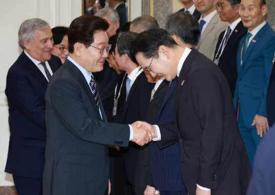 G7 정상회의 참석 계기 이탈리아를 국빈 방문 중인 이재명 대통령이 12일(현지 시간) 로마 한 호텔에서 열린 한-이탈리아 비즈니스 라운드 테이블에서 이재용 삼성전자 회장과 악수하고 있다. /사진=뉴시스