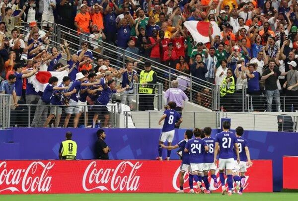나카무라의 동점골에 환호하는 일본 선수들과 팬들/FIFA 홈페이지 갈무리(포인트경제)