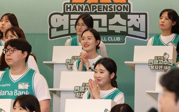 하나은행은 지난 12일 하나금융그룹 명동 사옥에서 연금에 대한 전문지식을 겨루는 연금 지식 경연대회 '제3회 연금고수전' 결선 행사를 진행했다. 대회에 참가한 직원들이 문제를 풀고 있다. /하나은행&nbsp;