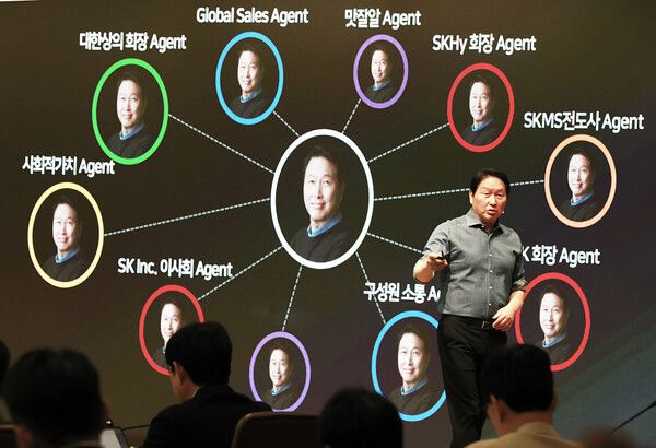 최태원 SK그룹 회장이 13일 경기 이천시 SKMS 연구소에서 열린 ‘2026 New 이천포럼’에서&nbsp;'1인 1에이전트' 도입에 대한 발언을 하고 있다. /사진=SK그룹