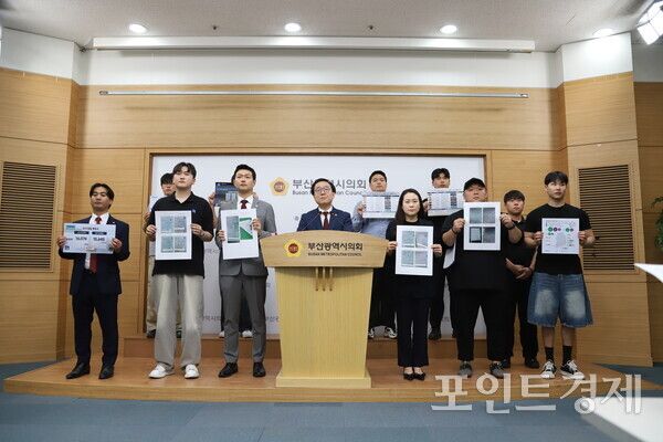 김형철 부산시의원(연제구, 기획재정위원회)이 15일 오전 김현규·김미화 연제구의원, 청년 유권자들과 함께 부산시의회 브리핑룸에서 기자회견을 열고 부산시장 선거 무효를 주장하는 ‘선거 소청’을 접수한 내용을 밝히고 있다. (사진=윤선영) ⓒ포인트경제