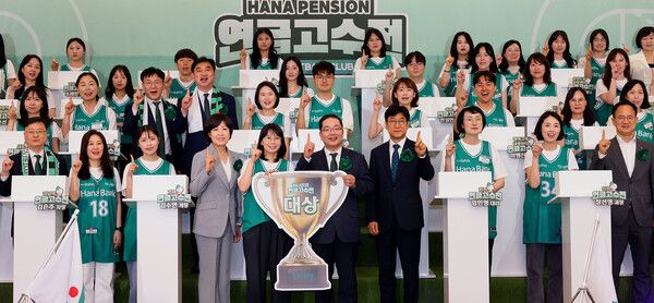 이호성 하나은행장(사진 왼쪽에서 여섯번째)이 대회에 참가한 직원들과 함께 응원 포즈를 취하고 있다. /하나은행