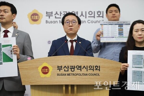 김형철 부산시의원(연제구, 기획재정위원회)이 15일 오전&nbsp;부산시의회 브리핑룸에서 기자회견을 열고&nbsp;부산시장 선거 무효를 주장하는 ‘선거 소청’을 접수한 내용을 밝히고 있다. (사진=윤선영) ⓒ포인트경제