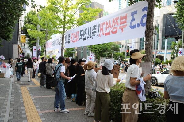 지난 12일 연제구 부산시선관위 앞 모인 유권자들이 보도에 서서 조용한 항의를 이어가고 있다.&nbsp;(사진=윤선영) ⓒ포인트경제