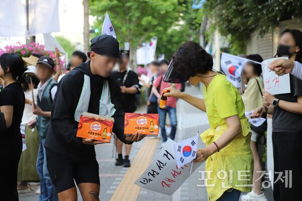 지난 12일 연제구 부산시선관위 앞에 모인 유권자들이 음료를 권하며 평화로운 시위를 이어가고 있다.&nbsp;(사진=윤선영) ⓒ포인트경제