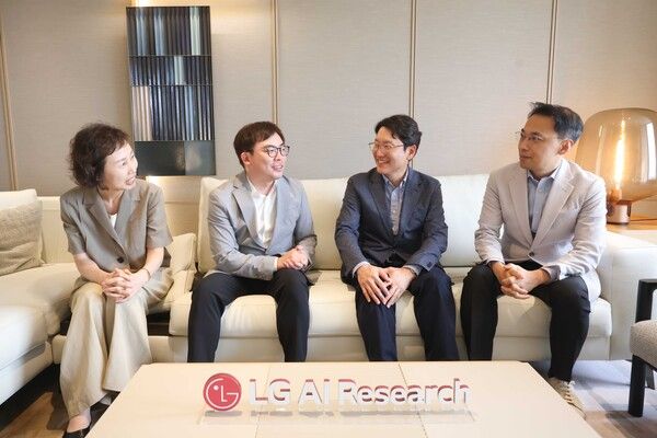 지난 16일&nbsp;오후&nbsp;서울&nbsp;여의도&nbsp;LG트윈타워에서&nbsp;LG&nbsp;AI연구원과&nbsp;디앤디파마텍&nbsp;경영진이&nbsp;차세대&nbsp;펩타이드&nbsp;신약&nbsp;공동&nbsp;개발&nbsp;사업을&nbsp;논의하고&nbsp;있다. (사진 왼쪽부터 박은지 디앤디파마텍 연구개발본부장, 이슬기 디앤디파마텍 대표, 임우형 LG AI연구원장, 이화영 LG AI연구원 사업개발부문장) /LG그룹