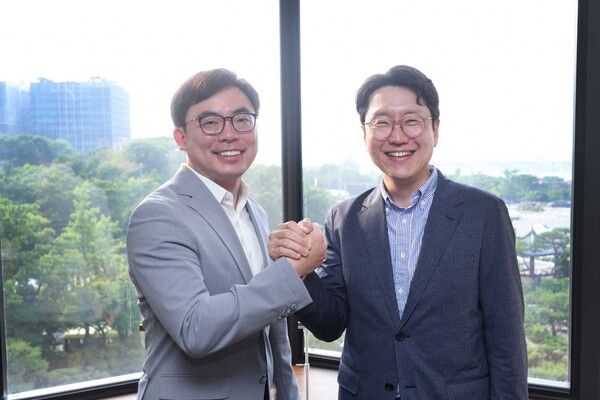 지난 16일&nbsp;오후&nbsp;서울&nbsp;여의도&nbsp;LG트윈타워에서&nbsp;임우형&nbsp;LG&nbsp;AI연구원장(오른쪽)과&nbsp;이슬기&nbsp;디앤디파마텍&nbsp;대표(왼쪽)가&nbsp;기념사진을&nbsp;촬영하고&nbsp;있다. /LG그룹&nbsp;