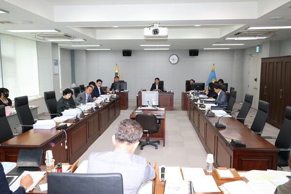 17일 포항시의회 예결위가 2026년 제1회 추가경정예산안 종합심사를 하고 있다. 사진=포항시의회(포인트경제)
