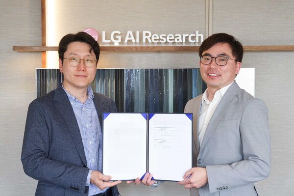 지난 16일&nbsp;오후&nbsp;서울&nbsp;여의도&nbsp;LG트윈타워에서&nbsp;임우형&nbsp;LG&nbsp;AI연구원장(왼쪽)과&nbsp;이슬기&nbsp;디앤디파마텍&nbsp;대표(오른쪽)가&nbsp;차세대&nbsp;펩타이드&nbsp;신약&nbsp;공동&nbsp;개발&nbsp;사업&nbsp;본계약을&nbsp;체결했다. /LG그룹