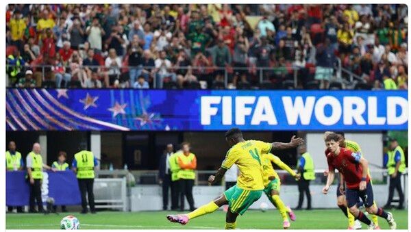남아프리카공화국의 테보호 모코에나가 동점 페널티킥을 성공시키고 있다/FIFA 홈페이지 갈무리(포인트경제)