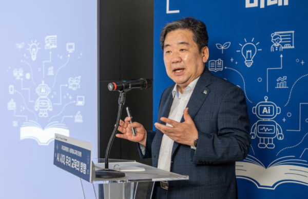 18일 오후 서울시교육청에서 열린 'AI 시대 우리 교육의 방향' 토론회에서 기조발제를 맡은 이광호 국가교육위원회(국교위) 상임위원이 발표하고 있다. /사진=국가교육위원회