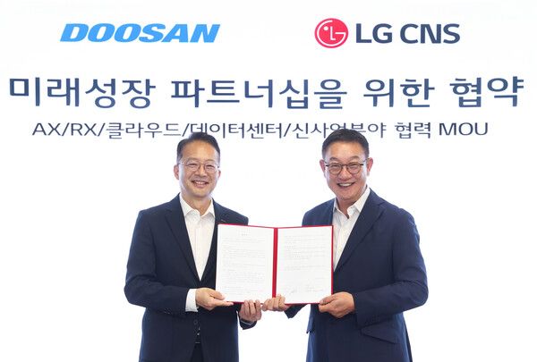 지난 18일 양사의 업무협약식이 끝나고 두산 유승우 사장(왼쪽)이 LG CNS 현신균 사장과 기념사진을 촬영하고 있다. /두산