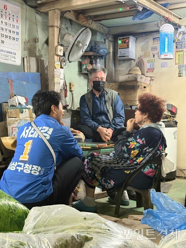 더불어민주당 서태경 사상구청장 후보(왼쪽)가 6.3 지방선거를 하루 앞둔 2일 새벽 잠도 반납한 채 사상구 새벽시장을 찾은 가운데 한 가게에 들러 상인들과 대화를 나누고 있다. (사진=윤선영) ⓒ포인트경제