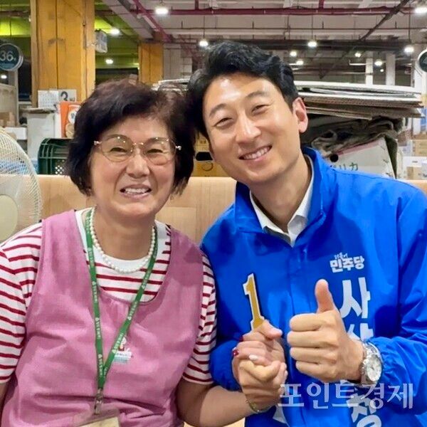 더불어민주당 서태경 사상구청장 후보(오른쪽)가 6.3 지방선거를 하루 앞둔 2일 새벽 잠도 반납한 채 사상구 새벽시장을 찾은 가운데 한 상인과 대화를 나눈 뒤 기념촬영을 하고 있다. (사진=윤선영) ⓒ포인트경제