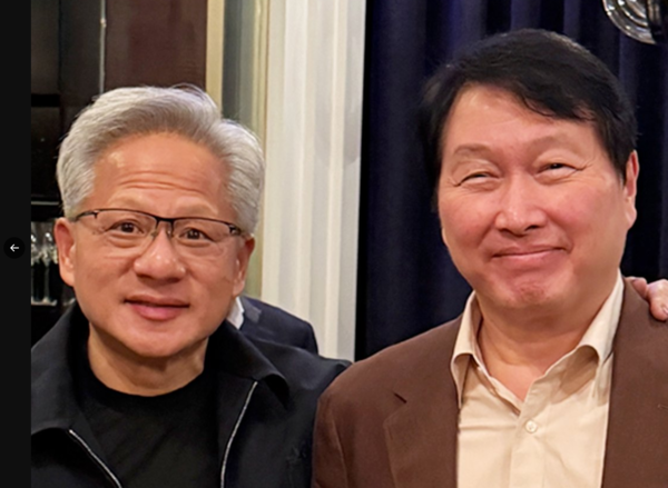 젠슨 황 엔비디아 최고경영자(CEO)와&nbsp;최태원 SK그룹 회장 /SK하이닉스 제공