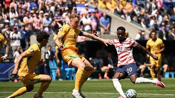 미국과 호주 선수들이 치열한 볼 경합을 벌이고 있다/FIFA 홈페이지 갈무리(포인트경제)
