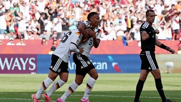 운다브, 동점골 후 동료들과 기쁨 나눠 / FIFA 홈페이지 갈무리(포인트경제)